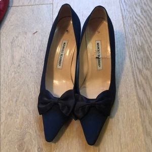 Navy heels win bow
